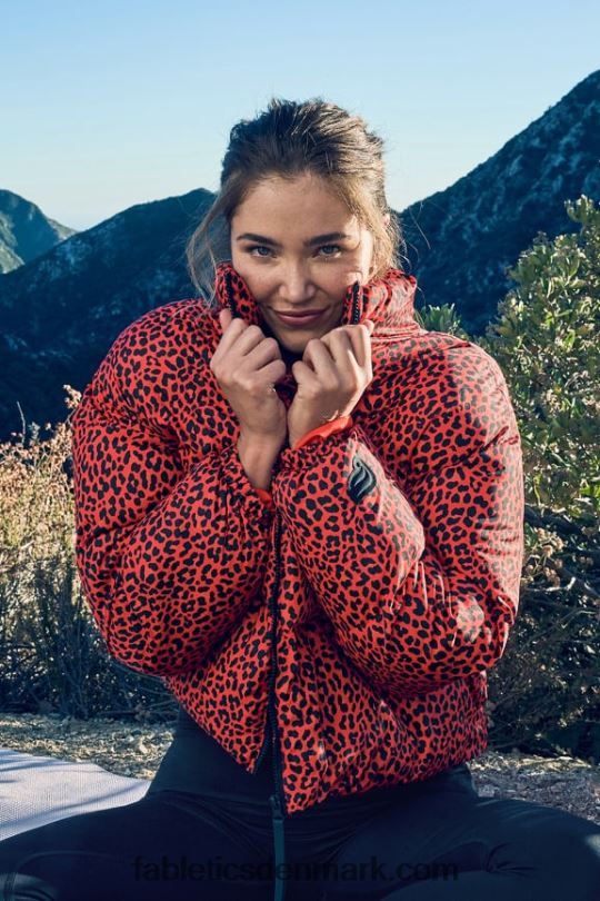 Fabletics Kvinder vandre beskåret puffer PNX2T2773 elektrisk kirsebær klassisk leopard/sort logo